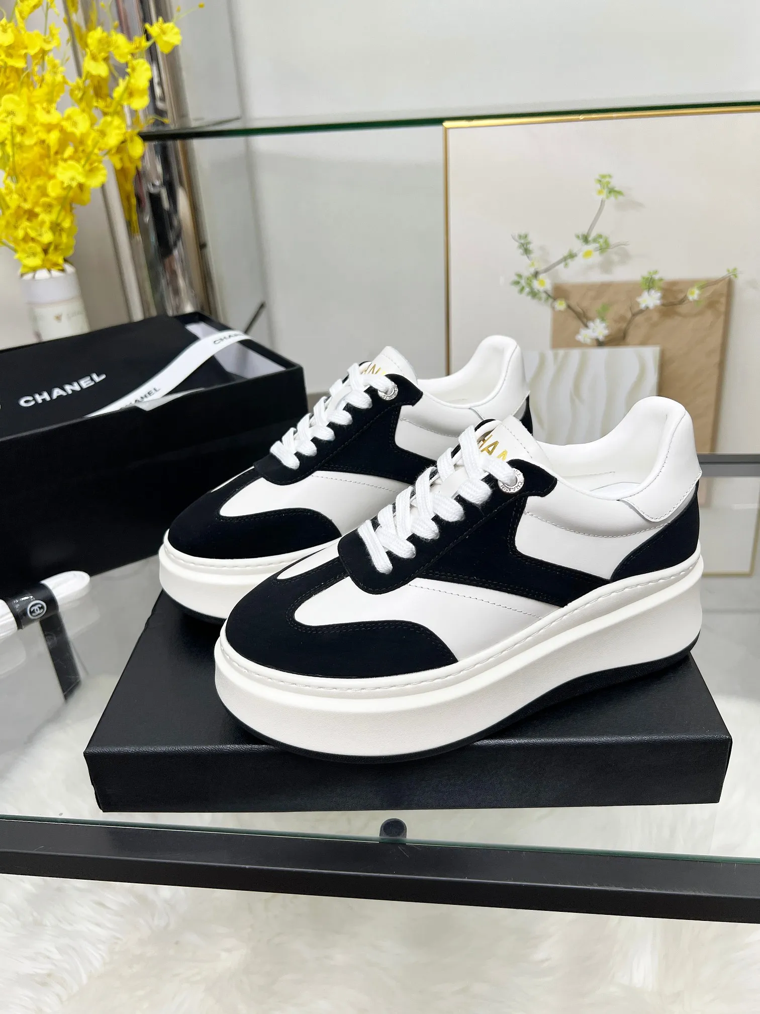 👟👟Ex-factory price 480👟👟 CHANEL 25C spring and summer new sports shoes official website is available at the same time ❤️ Counter out-of-stock kings. Major bloggers are recommending new styles on social days. This season’s new styles are simply eye-catching and look great on the feet. The casual casual sports style is refreshing and natural, interpreting Chanel’s fashionable femininity. The overall customization makes all sports models on the market at that time obsolete. This series is now available for sale! The upper is made of custom imported pebbled calf leather ➕ custom frosted calf leather. The lining is made of original one-to-one professionally customized mesh. Hardware accessories. Original full set of molds (not common in the market). Original custom molded TPU combination outsole. Height 4 cm. Women's size 35-39.